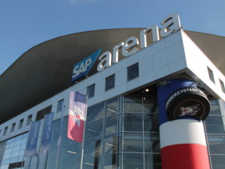 Adler Mannheim SAP Arena Foto Michael Sonnick 326x245 - DIE ADLER MANNHEIM GEWINNEN DAS ERSTE PLAYOFF-SPIEL IN STRAUBING