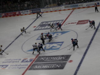 Adler Mannheim Spielbeginn Foto Michael Sonnick 326x245 - ADLER MANNHEIM ERZWINGEN EIN FÜNFTES SPIEL IN BERLIN