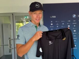 24 07 05 Matti Schmid nimmt auf der BMW International Open die Olympia Kleidung des Golf Team Germany entgegen. Foto DGV 326x245 - HENSELEIT, FÖRSTERLING, SCHMID UND JÄGER FAHREN NACH PARIS