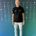 24 07 05 Matti Schmid probiert auf der BMW International Open die Olympia Kleidung des Golf Team Germany an. Foto DGV e1720242223234 125x125 - HENSELEIT, FÖRSTERLING, SCHMID UND JÄGER FAHREN NACH PARIS