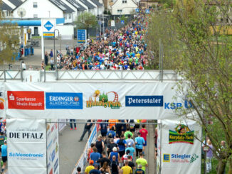 0 086 Marathon Start resized db104bc65fff382gf95bbf5d85814878 326x245 - DAS TREFFEN DER FINISHER EIN ERFOLG