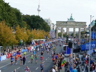 Berlin Marathon Brandenburger Tor Ziel Milde P2000468 326x245 - BERLIN-MARATHON FEIERT SEIN 50-JÄHRIGES JUBILÄUM